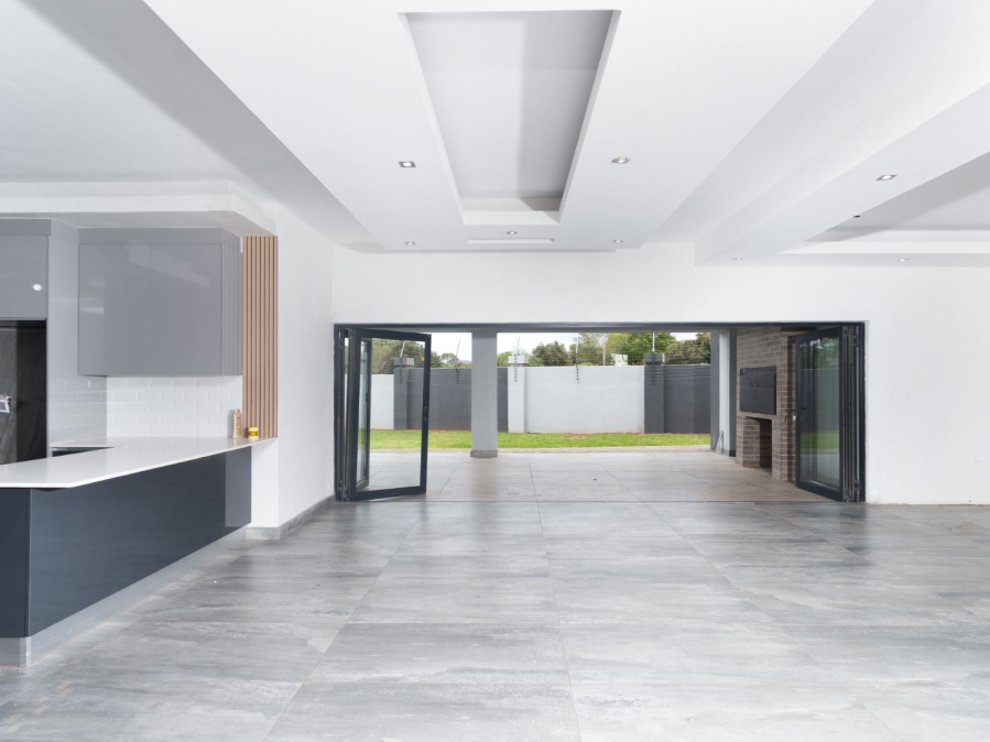 6 Bedroom Property for Sale in Gateway Manor North West